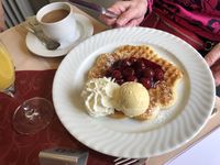 Waffel mit Kirschen